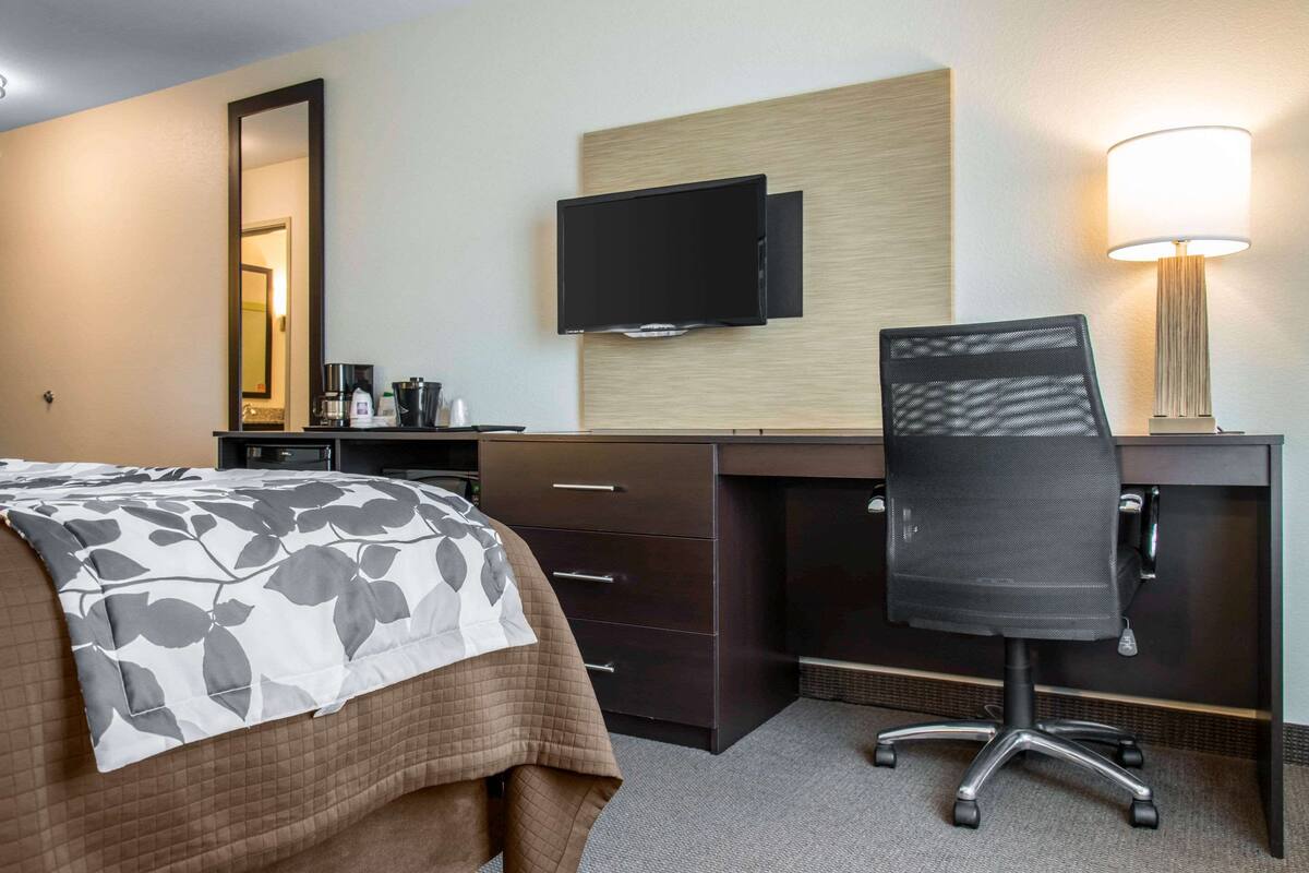 standard room, 1 king bed, non smoking | in-room safe, desk, iron/ironing board, free cots/infant beds