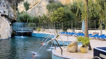 Piscina all'aperto, con ingresso dalle 10:00 alle 20:00, lettini