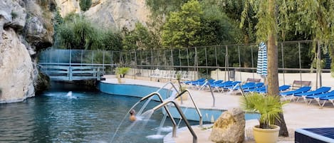 Alberca al aire libre, acceso de 10:00 a 20:00, y camastros