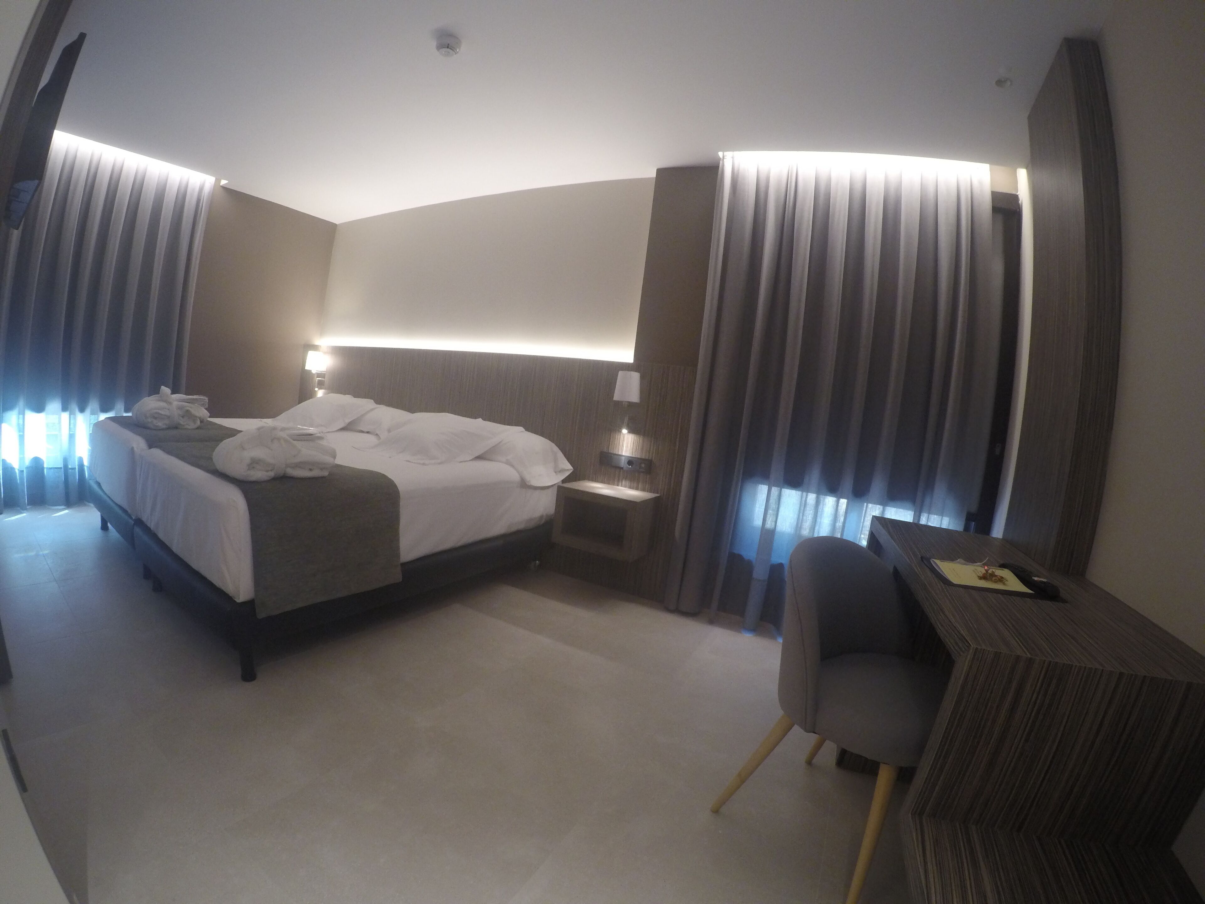 Superior-Doppel- oder -Zweibettzimmer | Hochwertige Bettwaren, Daunenbettdecken, Zimmersafe