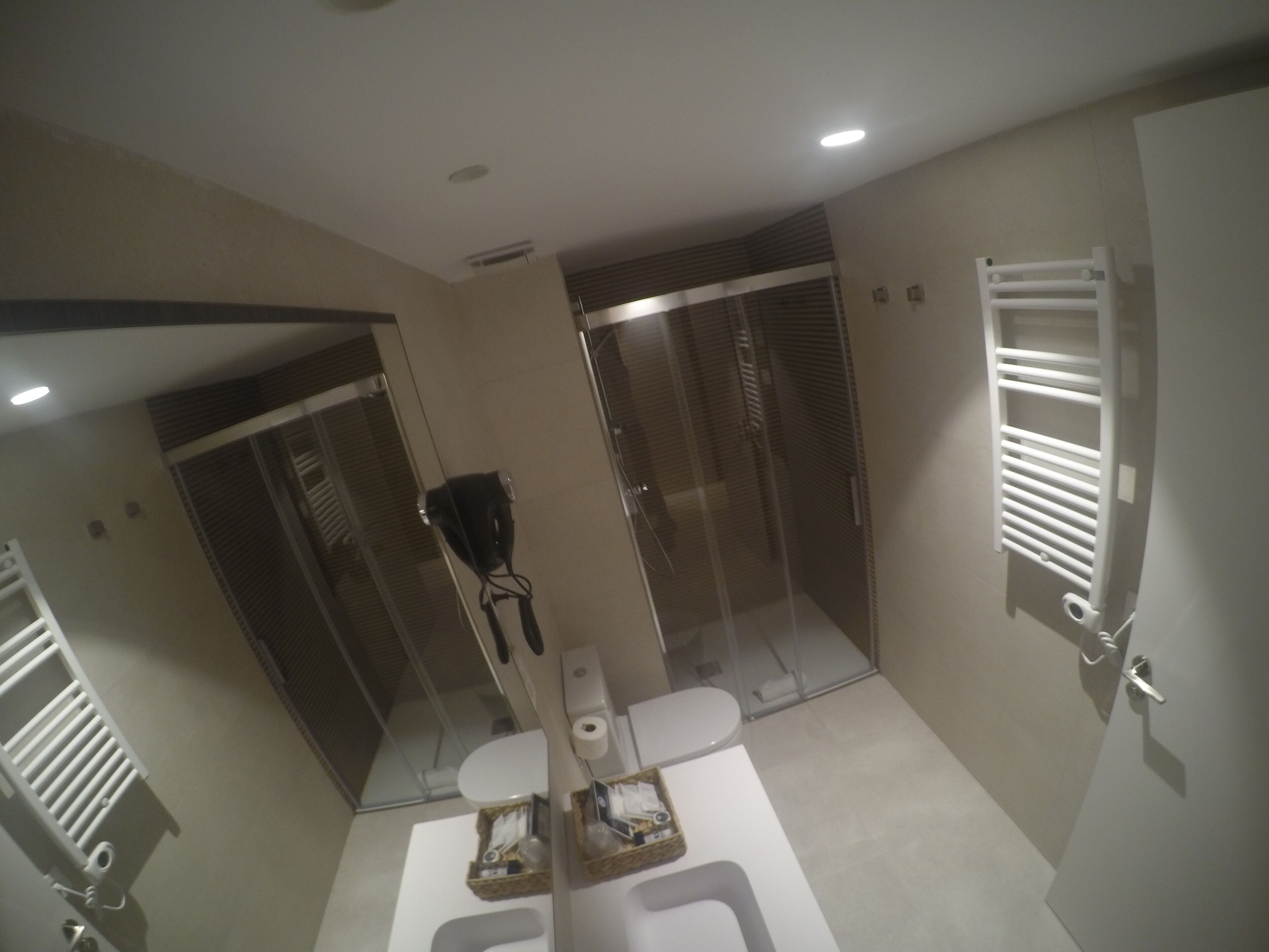 Un baño moderno con ducha, inodoro y tocador.