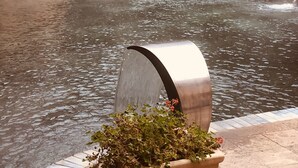 Una font amb un pont de fusta i un flotador.