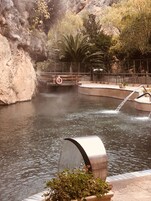 Una fuente de agua con un puente de madera y un flotador.