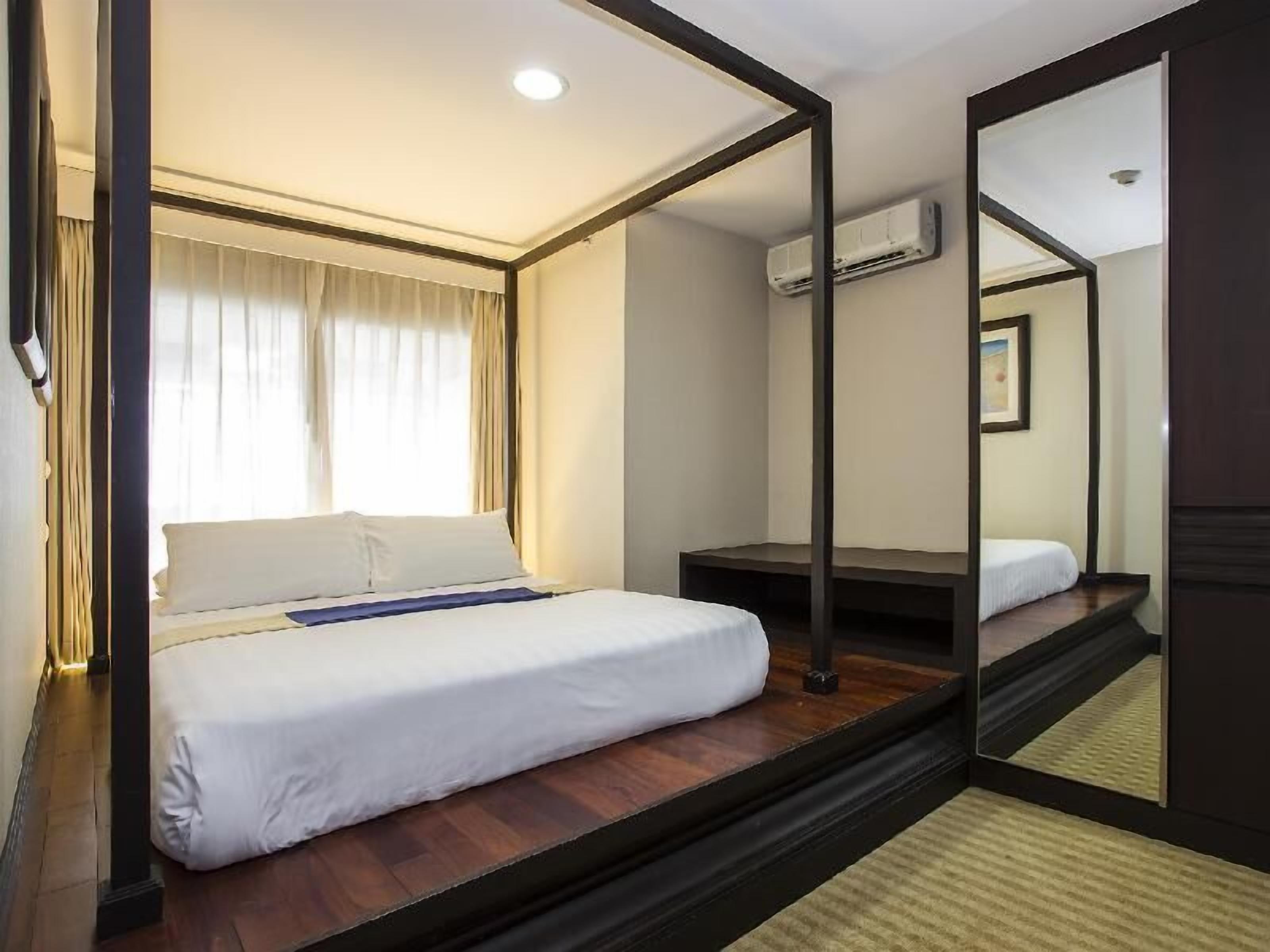 In-room safe, desk, blackout curtains, rollaway beds