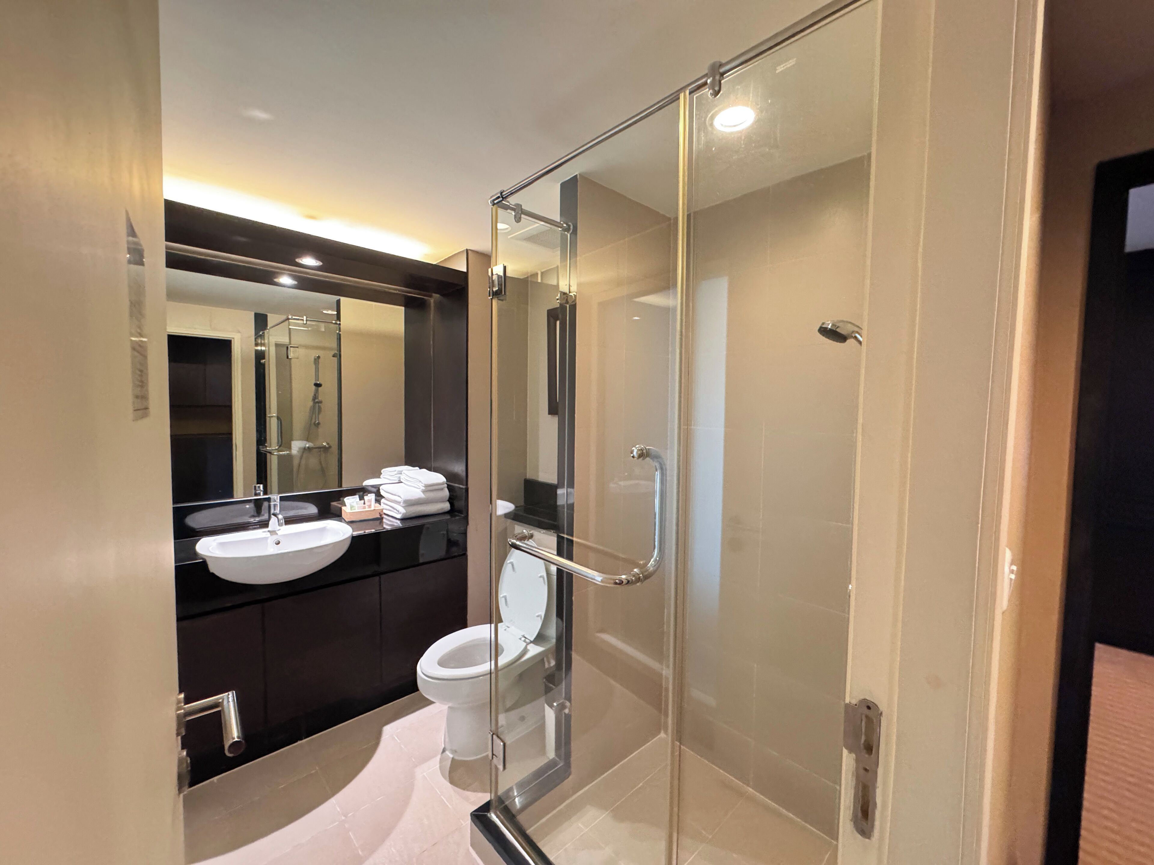2-Bedroom Family Suite | Badkamer | Een douche, gratis toiletartikelen, pantoffels, een bidet