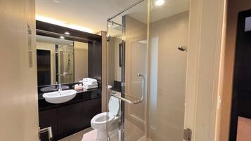 2-Bedroom Family Suite | Badkamer | Een douche, gratis toiletartikelen, pantoffels, een bidet