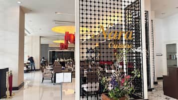 供應早餐、午餐和晚餐,國際料理