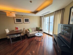 Studio Balcony | In-room safe, desk, blackout curtains, free WiFi - The Narathiwas Hotel & Residence Sathorn Bangkok (Bangkok)