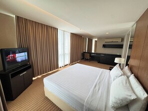 2-Bedroom Family Suite | Värdeförvaringsskåp på rummet, skrivbord och mörkläggningsgardiner