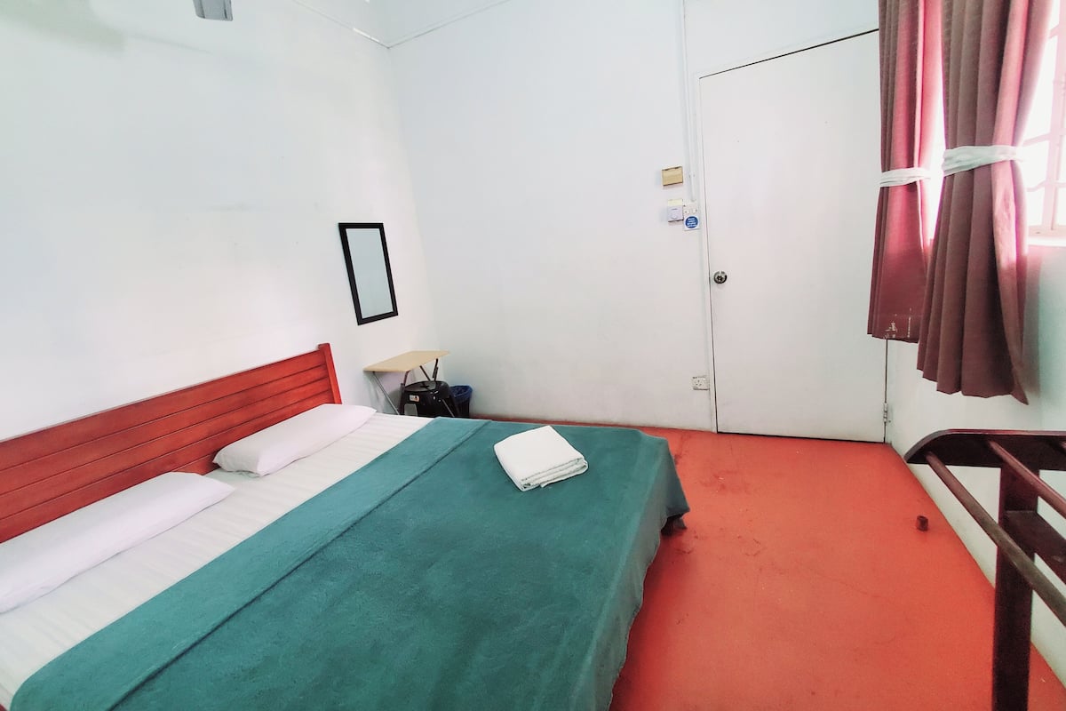 Chambre Double Économique, 1 grand lit | Coffres-forts dans les chambres, Wi-Fi gratuit, draps fournis