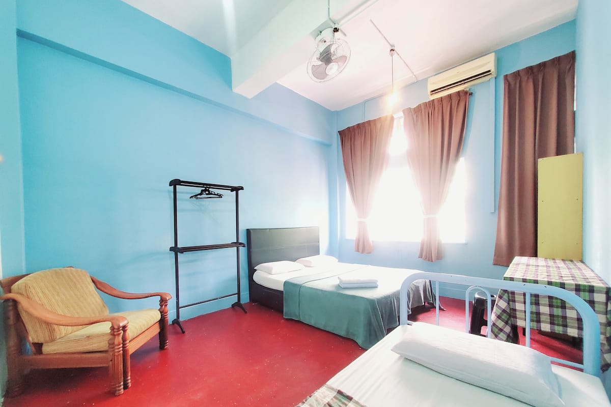 Chambre Familiale Double ou avec lits jumeaux (Private with Fan ) | Coffres-forts dans les chambres, Wi-Fi gratuit, draps fournis