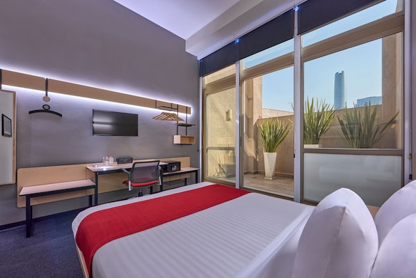 Kamar, 1 Tempat Tidur Queen | Brankas, meja kerja, tirai kedap cahaya, dan setrika/meja setrika