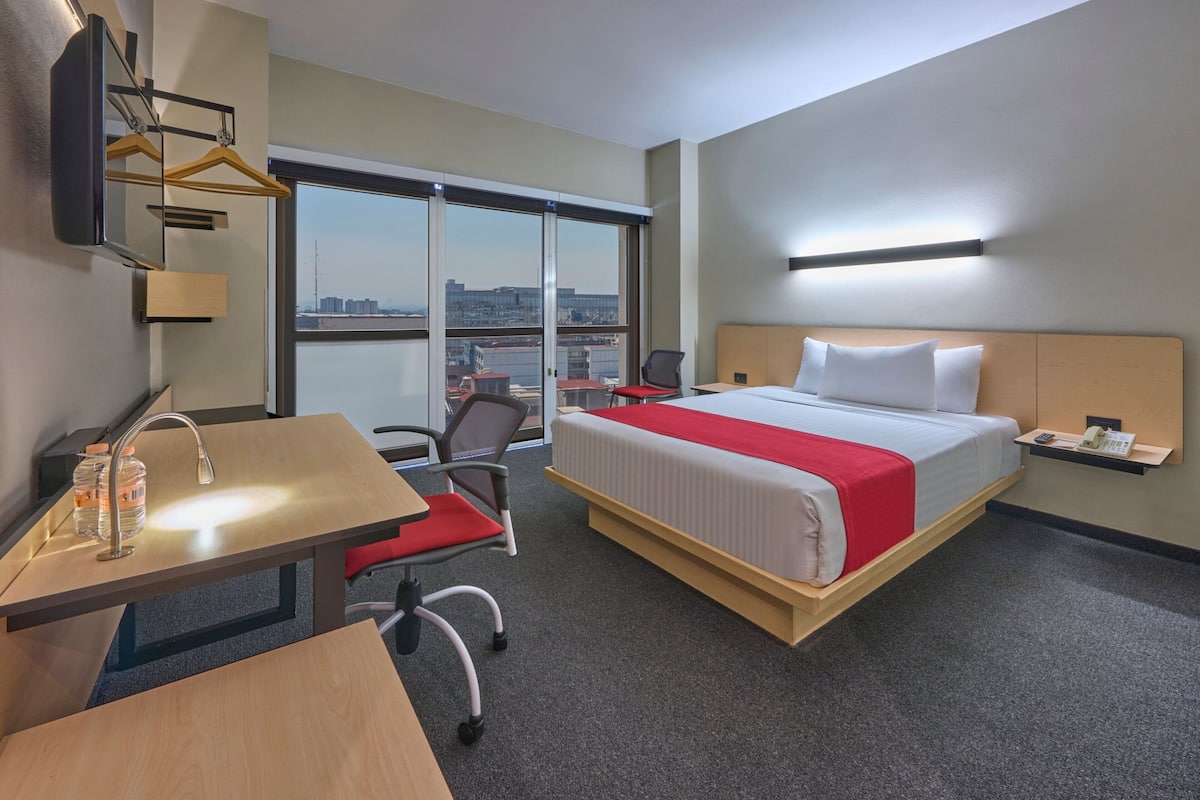 Room, 1 Queen Bed, Non Smoking | In-room safe, desk, blackout drapes, iron/ironing board