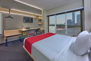 Rom, 1 queensize-seng | Safe på rommet, skrivebord, blendingsgardiner og strykejern/-brett