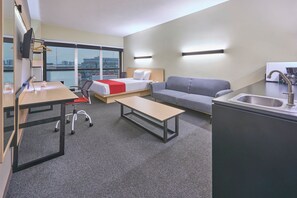 Superior-Zimmer, 1 Queen-Bett und Schlafsofa | Zimmersafe, Schreibtisch, Verdunkelungsvorhänge, Bügeleisen/Bügelbrett
