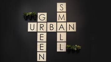 Un crucigrama con las palabras 'URBAN' y 'ELN' a la vista.