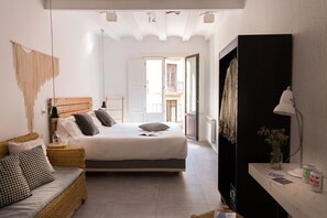 Comfort Studio, Refrigerator & Microwave | Down duvets, in-room safe, individually decorated - Eco Boutique Hostal Grau (Barcelona)