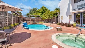 A backyard with a swimming pool, a hot tub, and outdoor seating. -  GoodSpring Motel (Napa)