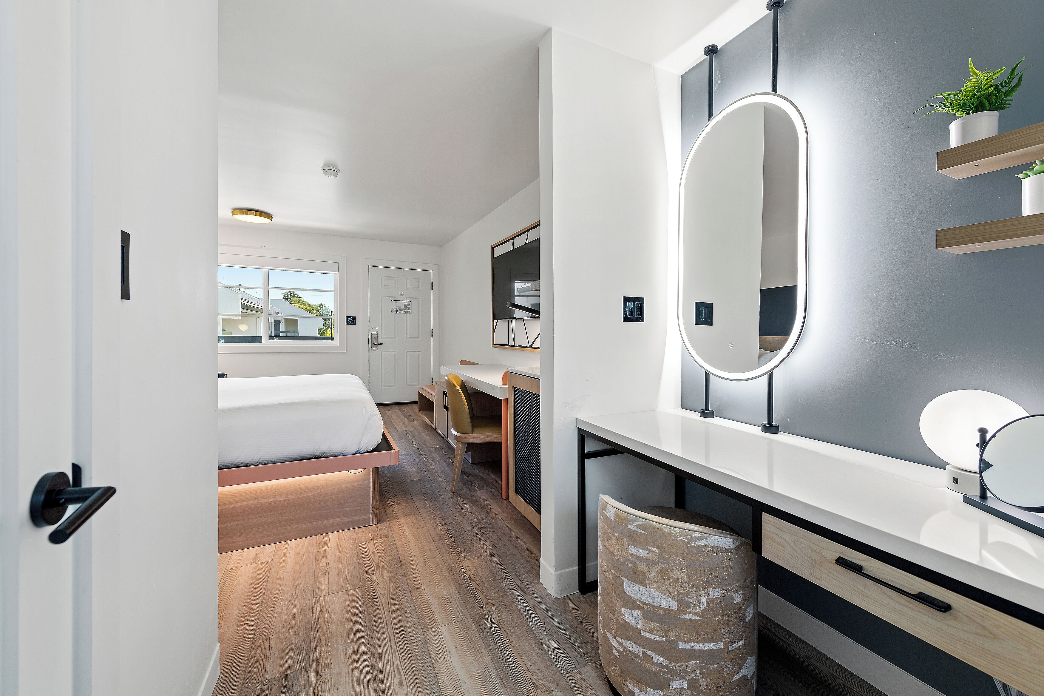 Room | Desk, laptop workspace, iron/ironing board, free WiFi