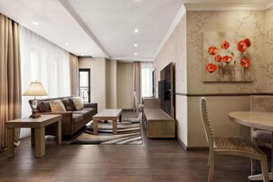 Junior Suite, 1 King Bed, Non Smoking | Minibar, in-room safe, desk, laptop workspace