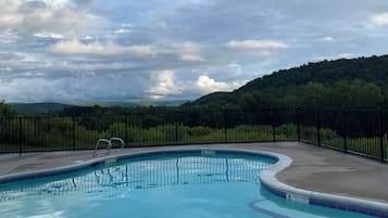 Una piscina al aire libre, tumbonas