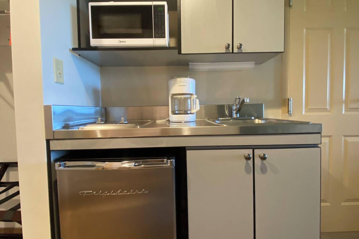 fridge, microwave, stovetop, coffee/tea maker