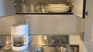 咖啡機/沖茶器、電冰箱、微波爐、爐台