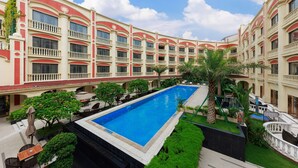 Un hôtel doté d’une piscine, d’un espace extérieur aménagé et d’un jardin.