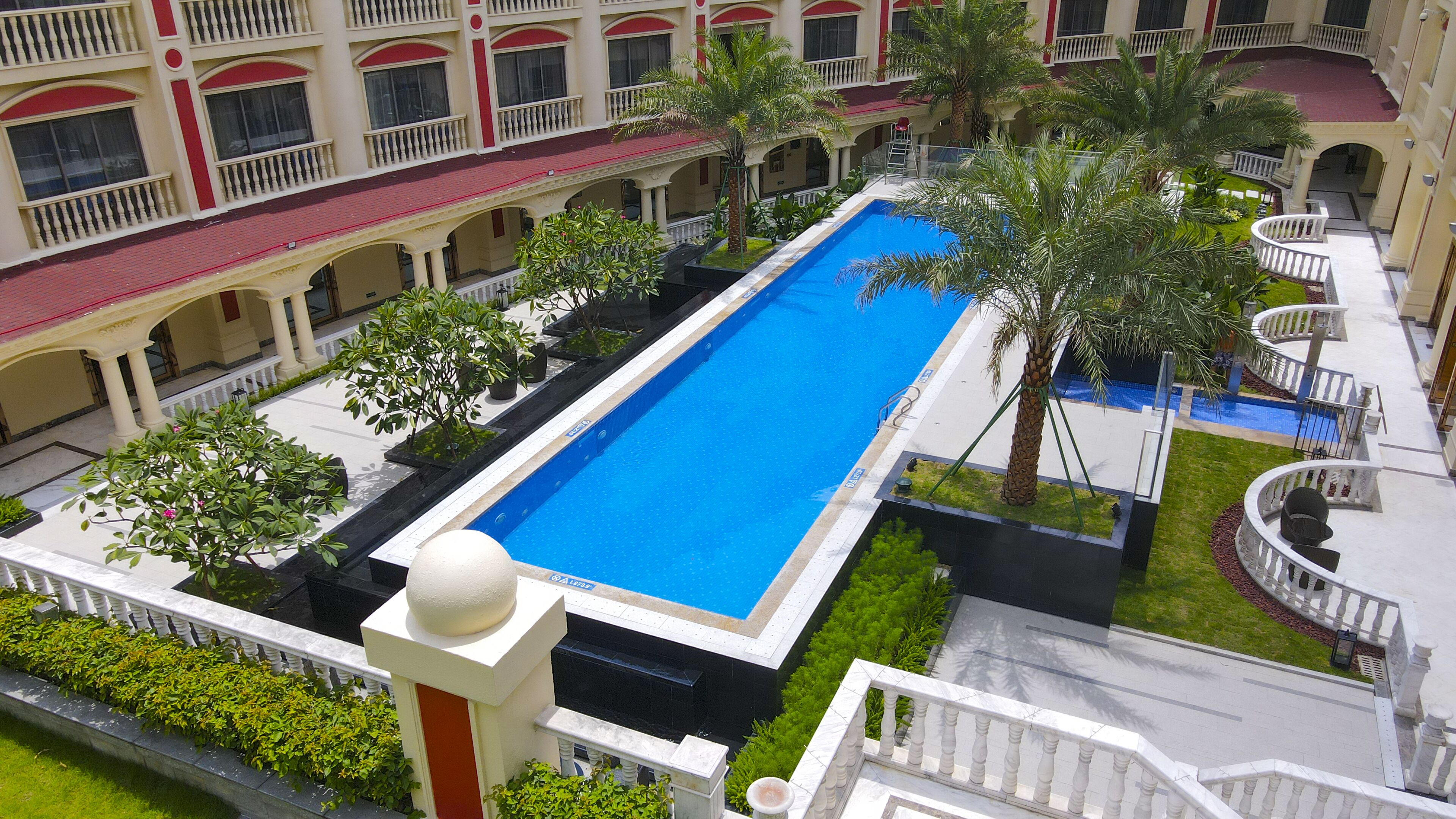 室外泳池；09:00 至 20:30 開放；泳池傘、場內有救生員當值