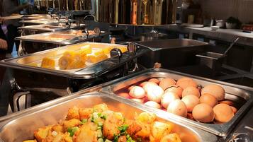 Daily full breakfast (CNY 138 per person)