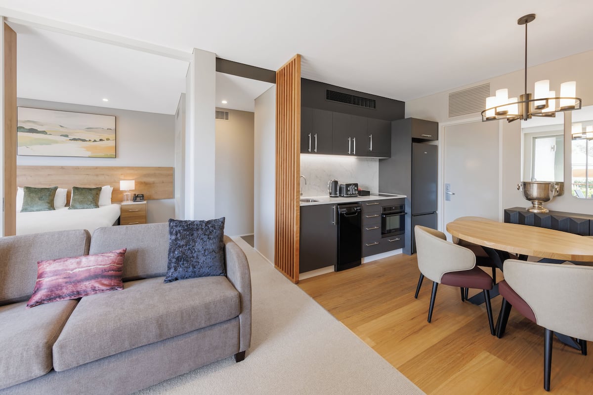 apartment, 1 bedroom | private kitchen | full-sized fridge, microwave, stovetop, dishwasher