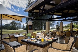 Daily English breakfast for a fee - Peppers Hunter Valley AVC Apartment (Pokolbin)