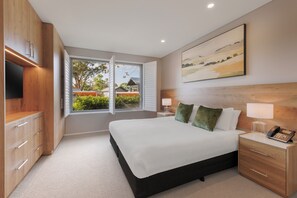 In-room safe, desk, iron/ironing board, cots/infant beds - Peppers Hunter Valley Accor Vacation Club Apartments (Pokolbin)