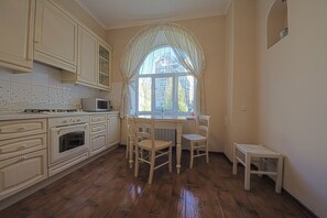 Apartemen Superior (Khreschatyk Str., 23) | Dapur pribadi | Lemari es, microwave, kompor, dan peralatan masak/sendok-piring