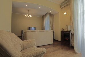 Superior Apartment (Khreschatyk Str., 23) | Living area | TV