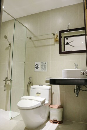 Kostenlose Toilettenartikel, Haartrockner, Handtücher