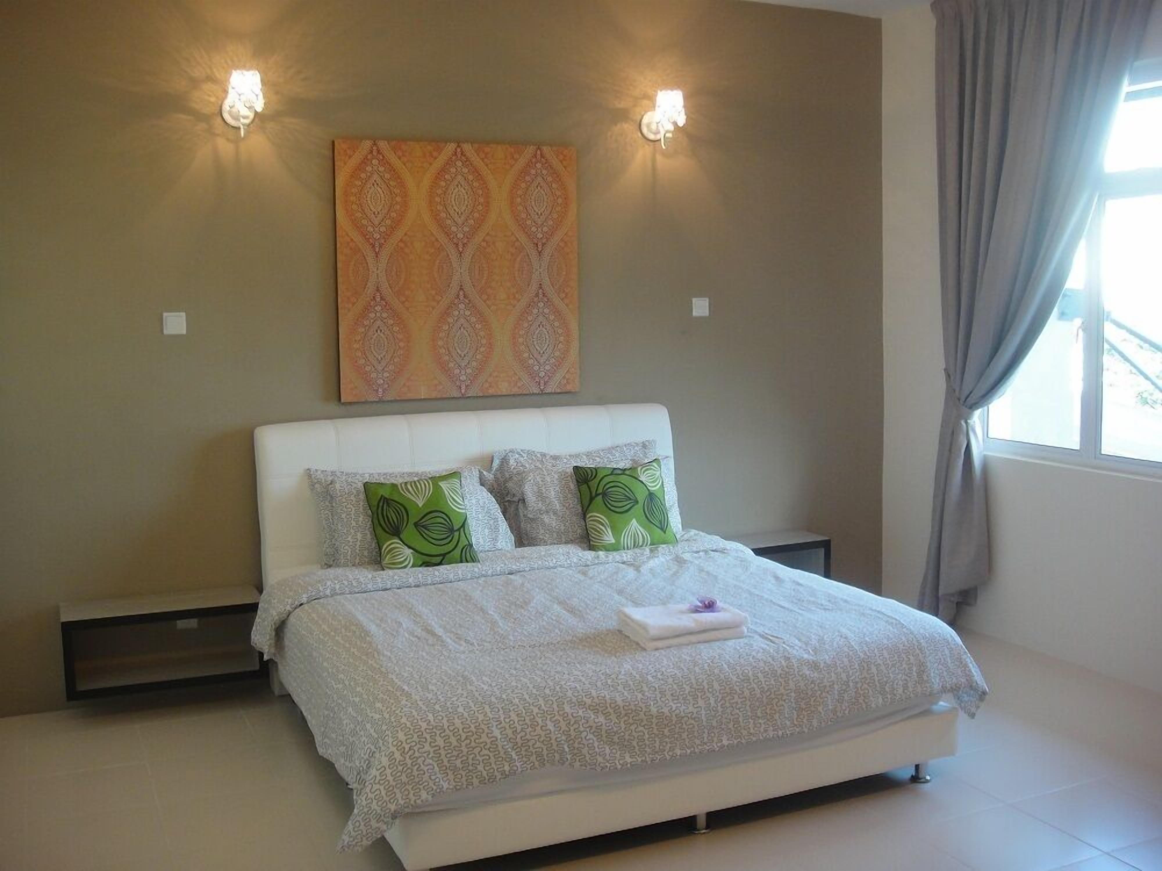 6 bedrooms, Egyptian cotton sheets, premium bedding, down comforters