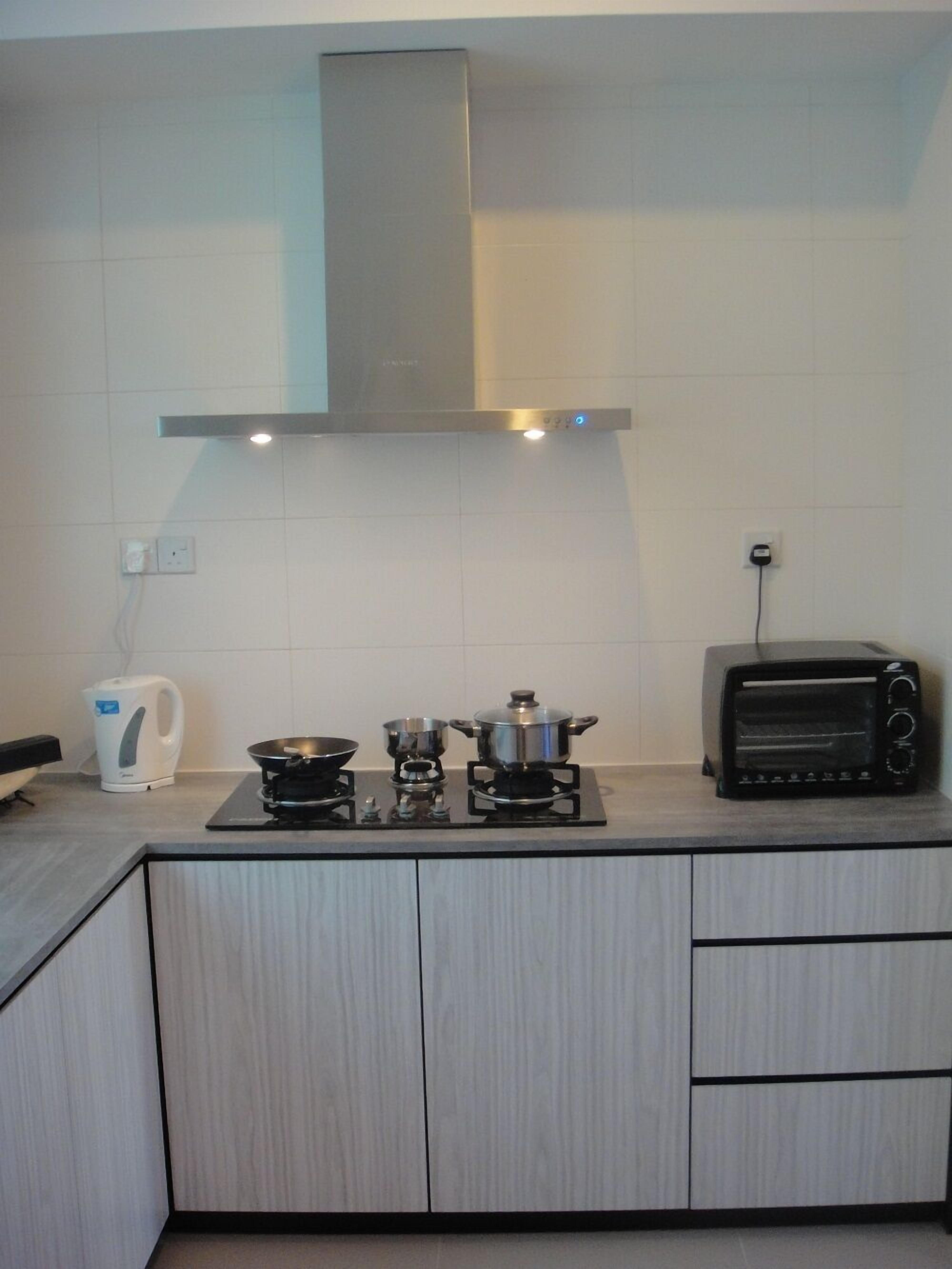 Een koelkast met diepvriezer, een kookplaat, een waterkoker