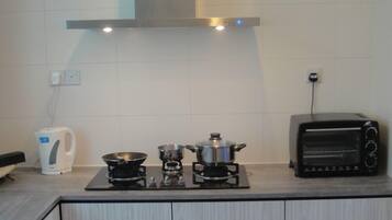 Køleskab/fryser i fuld størrelse, kogeplade, elkedel