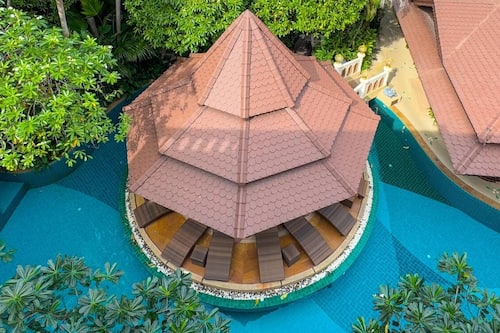 Una piscina al aire libre, cabañas de piscina gratuitas, sombrillas