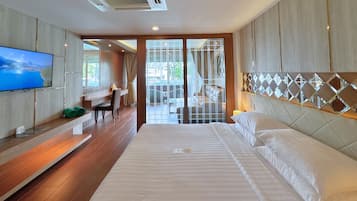 Suite, 1 habitación (Patong) | Minibar, caja de seguridad en la habitación y escritorio