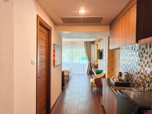 Signature Room, 1 Bedroom, Balcony | Private kitchenette