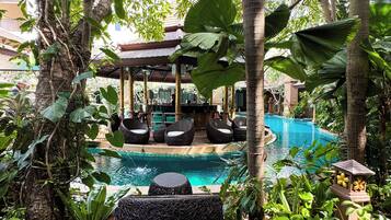 Deluxe Pool Front | Wohnbereich | 43-Zoll-Smart-TV mit Digitalempfang, Bücher