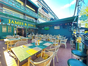 2 restaurants, breakfast, lunch, dinner served; Irish cuisine