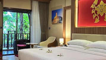 Deluxe Pool Front | 1 camera, minibar, una cassaforte in camera, una scrivania