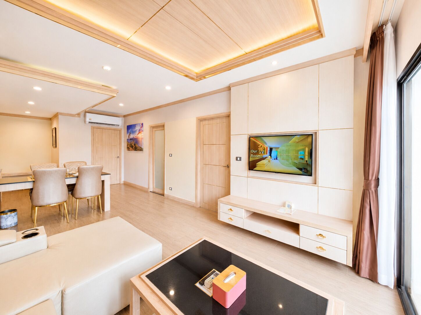 Signature Suite, 2 Bedrooms (Grand) | Living area | 43-inch Smart TV with digital channels, books