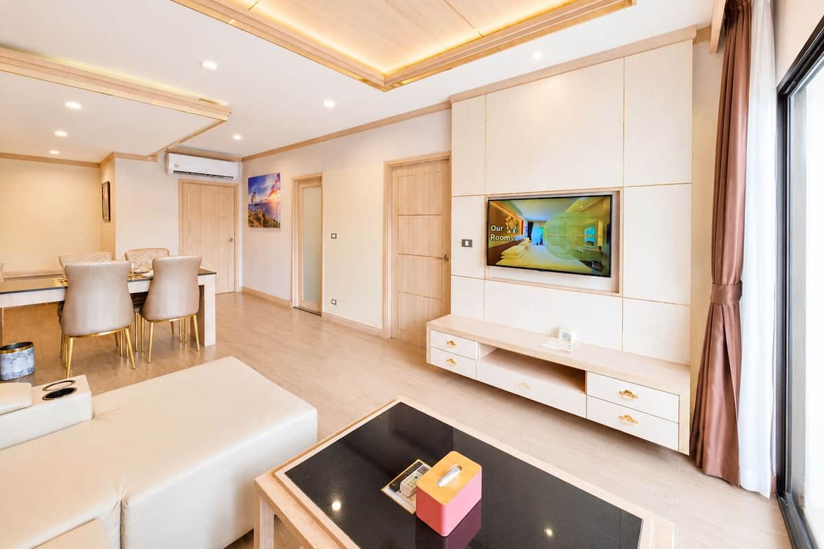 Signature Suite, 2 Bedrooms (Grand) | Living area | 43-inch Smart TV with digital channels, books