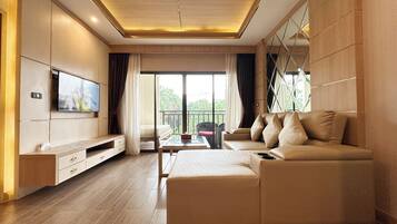 Signature Suite, 2 Bedrooms (Grand) | Living area | 43-inch Smart TV with digital channels, books