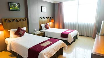 Habitación superior con 2 camas individuales | Caja fuerte, escritorio, cunas (de pago) y camas supletorias