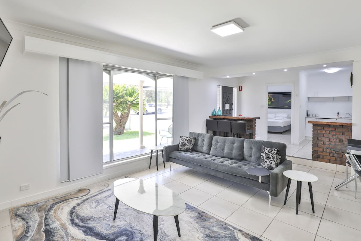 Deluxe Apartment, 1 Bedroom | 1 bedroom, iron/ironing board, free WiFi, bed sheets